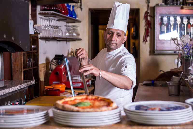 Pizzaiolo sforna una margherita al Boccanegra di Firenze